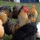Frittgående høns i hagen på småbruket